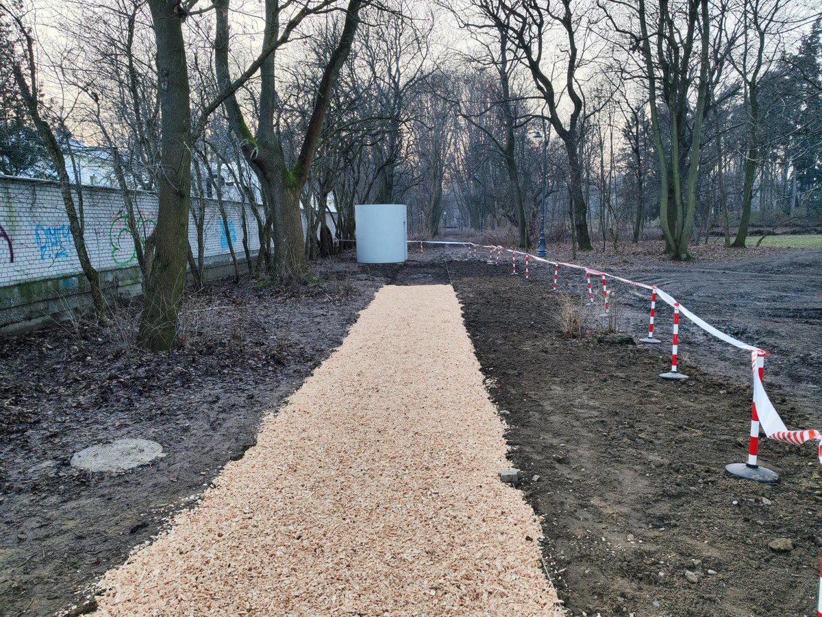 Mamy to, Trzaskowski wysypał trociny żeby można było dojść do nieczynnego kibla za 650 tys.- Do samego kibla podciągnie w przyszłym roku !!😜🤪