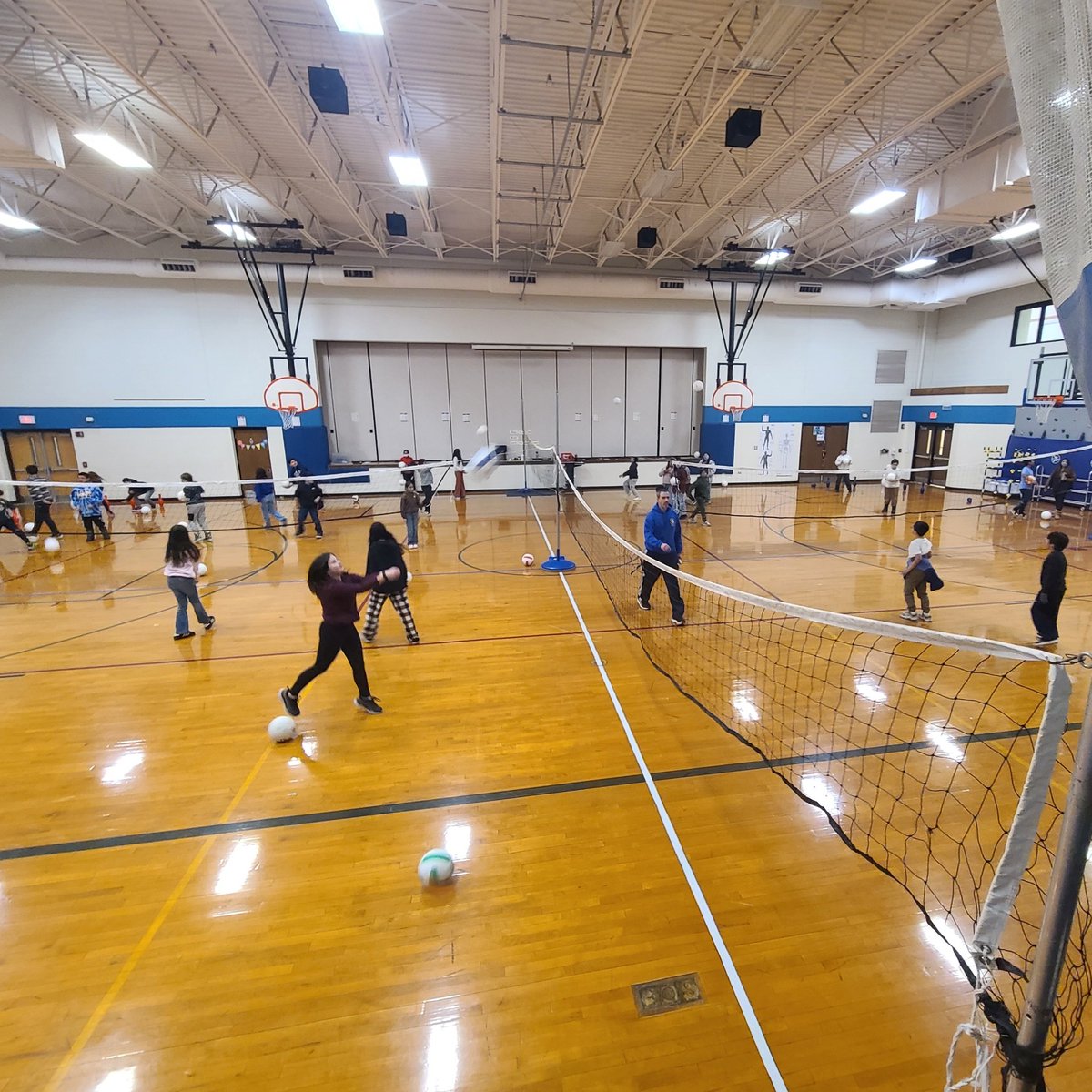 IHES_Chiefs's tweet photo. ☃️🏐 Olaf came out of the permafrost to join in PE activities with volleyball today! #IndianHill116 #futurepanthers #WeAreRL https://t.co/Ahe7hhOYTz