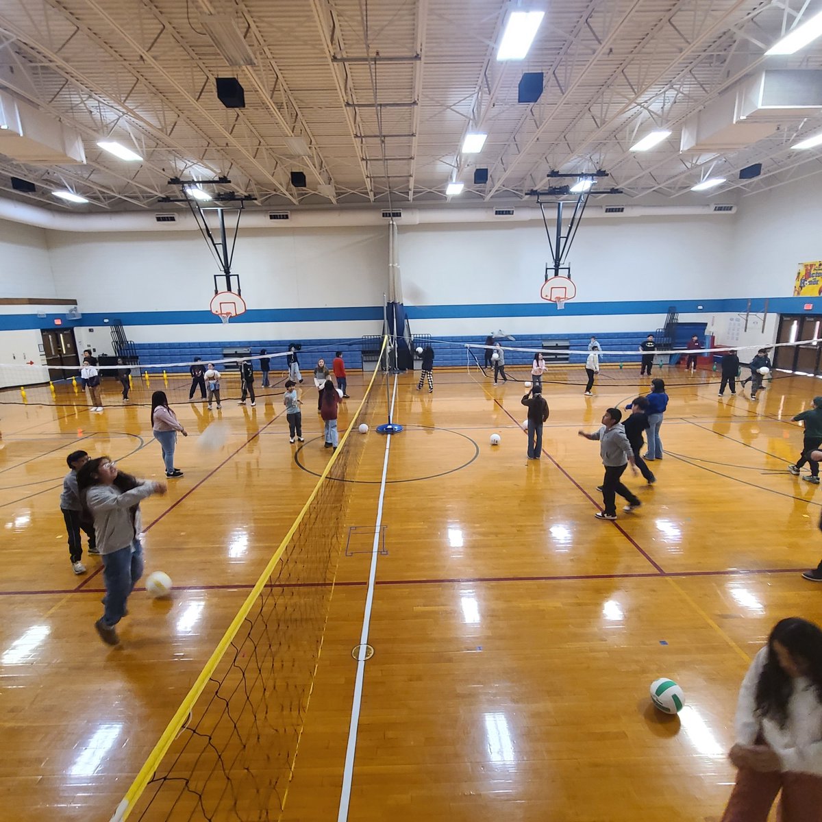 IHES_Chiefs's tweet photo. ☃️🏐 Olaf came out of the permafrost to join in PE activities with volleyball today! #IndianHill116 #futurepanthers #WeAreRL https://t.co/Ahe7hhOYTz