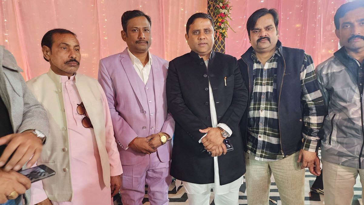 nizamuddinco's tweet photo. बाराबंकी के प्रतिष्ठित (बिंद्रा स्वीट्स ) दिलीप कुमार यादव जी के शुभ तिलकोत्सव कार्यक्रम में पूर्व मंत्री राकेश कुमार वर्मा जैदपुर विधायक गौरव रावत व एमएलसी  राजेश कुमार यादव आदि लोगों के साथ कार्यक्रम में @yadavakhilesh @rajeshyadavmlc @DhramrajYadvMLA @RakeshVermaSP https://t.co/qoNCCoLMRj