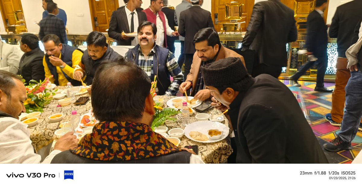 nizamuddinco's tweet photo. बाराबंकी के प्रतिष्ठित (बिंद्रा स्वीट्स ) दिलीप कुमार यादव जी के शुभ तिलकोत्सव कार्यक्रम में पूर्व मंत्री राकेश कुमार वर्मा जैदपुर विधायक गौरव रावत व एमएलसी  राजेश कुमार यादव आदि लोगों के साथ कार्यक्रम में @yadavakhilesh @rajeshyadavmlc @DhramrajYadvMLA @RakeshVermaSP https://t.co/qoNCCoLMRj
