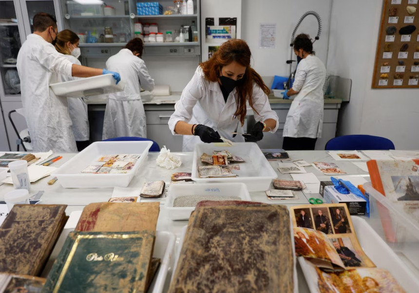 CENIEH Conservación-Restauración LAB (@cenieh_crlab) on Twitter photo #ICTSNews Dedicamos el #DíaInternacionaldelConservadorRestaurador a l@s compañer@s que trabajan en el proyecto #SalvemLesFotos ♥ rescatando y conservando la memoria colectiva y familiar de los afectados por la #DANA #Valencia GRACIAS
#27eDíaCR
<a href="/GE_IIC/">GEIIC</a> <a href="/UPV/">Universitat Politècnica de València</a> <a href="/IcomEsp/">ICOMEsp</a> <a href="/letnomuseu/">L'ETNO. Museu Valencià d'Etnologia</a> #ICTSNews Dedicamos el #DíaInternacionaldelConservadorRestaurador a l@s compañer@s que trabajan en el proyecto #SalvemLesFotos ♥ rescatando y conservando la memoria colectiva y familiar de los afectados por la #DANA #Valencia GRACIAS
#27eDíaCR
<a href="/GE_IIC/">GEIIC</a> <a href="/UPV/">Universitat Politècnica de València</a> <a href="/IcomEsp/">ICOMEsp</a> <a href="/letnomuseu/">L'ETNO. Museu Valencià d'Etnologia</a>