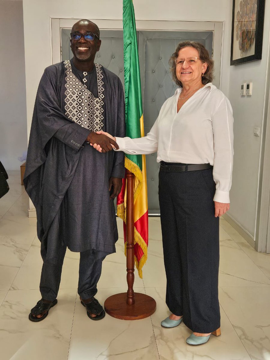 ItalyinSenegal's tweet photo. Proficuo incontro dell’Ambasciata e dell’@AICSDakar con il Ministro della Formazione Professionale @NjekkSarre sui programmi in corso e sulla progettazione di iniziative future a favore della gioventù senegalese.
@ItalyMFA
@mefpai
@cooperazione_it
#PAIJEF #PATIP https://t.co/f7nRxVItsW