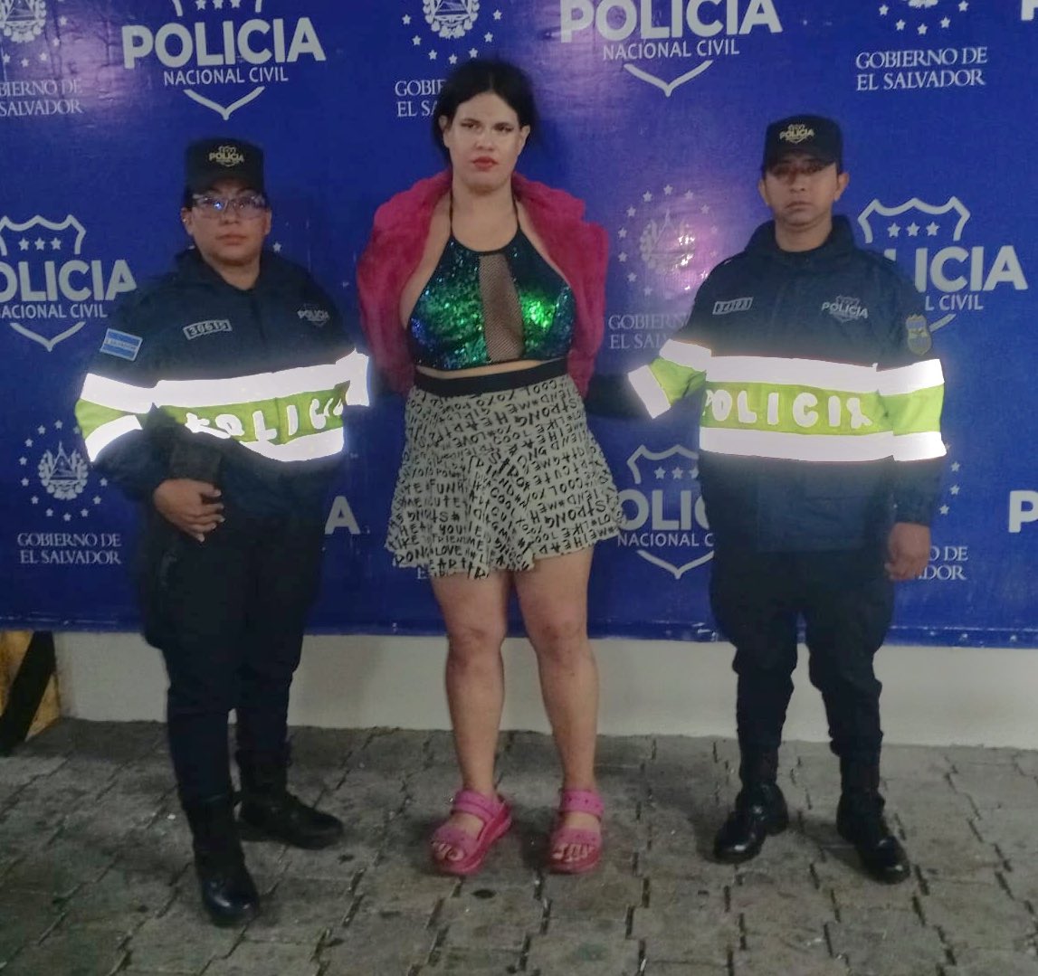 PNCSV's tweet photo. Hamlet Rafael de Paz Escobar, de 28 años, conocido como Romina, fue capturado luego de dañar una patrulla y hurtar una gorra de uniforme policial.

Por estas acciones deberá responder ante la justicia por los delitos de:
▫️Hurto
▫️Daños
▫️Tenencia y uso indebido de uniforme
 
El procedimiento se realizó sobre el bulevar El Hipódromo, San Salvador.

Ya está a disposición de la @FGR_SV.