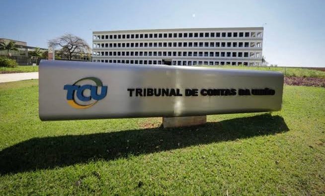 Como não chama-los de PARASITAS do estado, sanguessugas que só pensam neles?

Com salários de até 110 mil por mês, ministros do TCU bloqueiam 6 bilhões do programa Pé de Meia, do governo federal, que paga 200 reais aos estudantes mais pobres do ensino médio! TEM MAIS! O falacioso