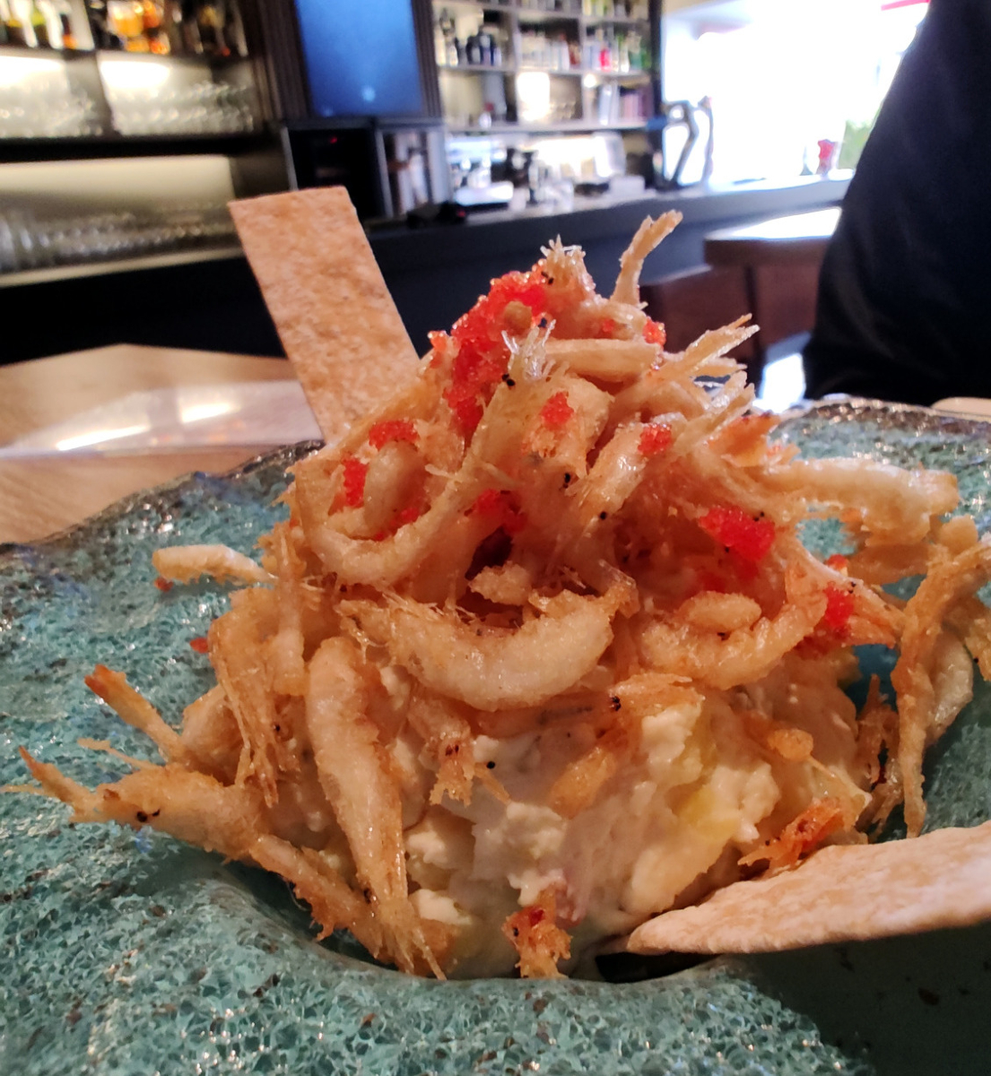 Hay platos con los que sabes que no puedes fallar porque los clientes tienen buenos referentes. Por eso, cada vez que hacemos esta ensaladilla rusa con gambas cristal ponemos toda nuestra atención para que salga perfecta.
#ExperienciaBacus