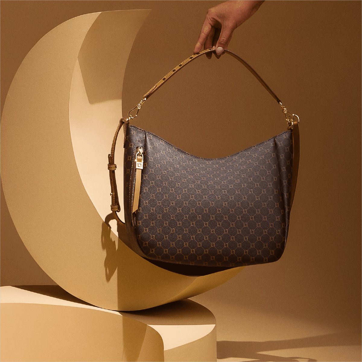 luzdalua's tweet photo. Unindo os sinais que fazem parte de nossa identidade ao tamanho ideal para a rotina, esta bolsa é um dos best sellers de todas as temporadas. E você, já tem a sua? 📷

Compre em nossa loja virtual:
https://t.co/LeM0ztwYTG https://t.co/tSXlklaZiA