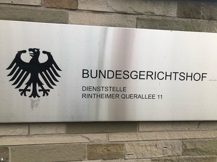 a3wsaar's tweet photo. Heute  fand die Urteilsverkündung der Revisionsverhandlung zum ersten  Yeboah-Mordprozess vor dem Bundesgerichtshof Karlsruhe statt: Das Urteil  des OLG Koblenz ist rechtskräftig, die Revision wird verworfen. 

Unsere Prozessbeobachtung gibts hier: https://t.co/2McNkXs61s https://t.co/CdJ4ID8QKM