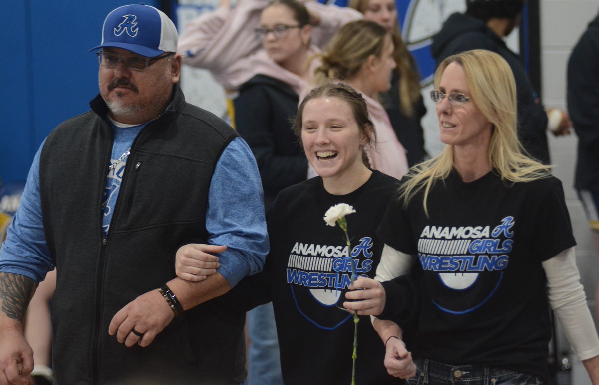 Making Senior Night extra special for Anamosa girls. journal-eureka.com/anamosa-girls-…