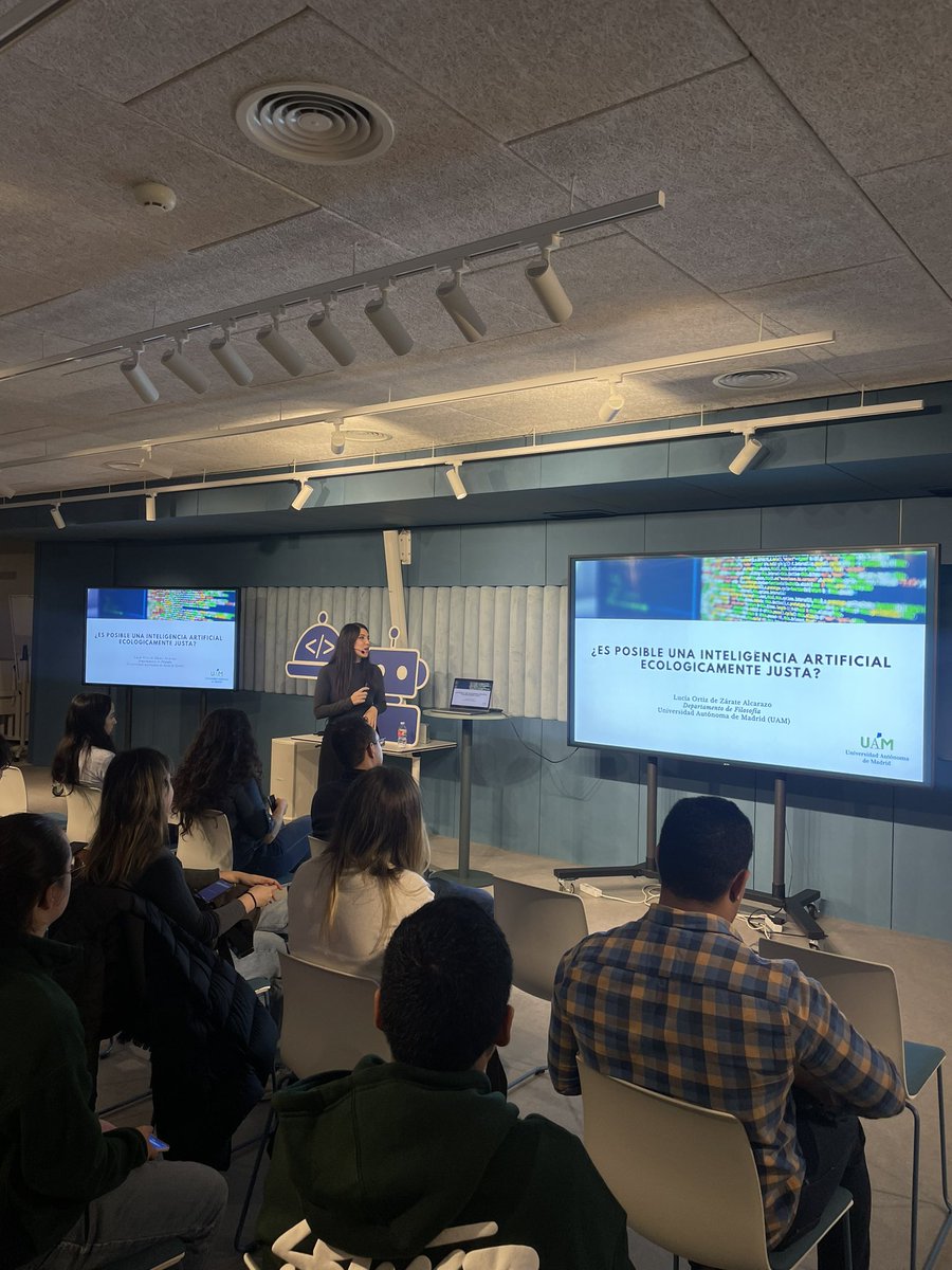 Empezamos con una charla súper interesante sobre la IA ecológicamente justa de mano de <a href="/lortizdezarate/">Lucía Ortiz de Zárate</a> . 

“¿Somos una sociedad eco-moderna?”🌱

#WTMadrid