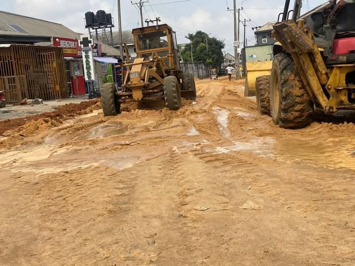 chigbu_chinyere's tweet image. The Honorable Commissioner for Works Rivers State Olisaelloka Tasie-Amadi Esq DSSRS embarked on an inspection tour of the ongoing rehabilitation of Nvigwe Road in Woji town,  Obio/Akpor Local Government Area,  Rivers State. 

23/01/2025

#MoW
#RiversFirst 
#SimIsWorking