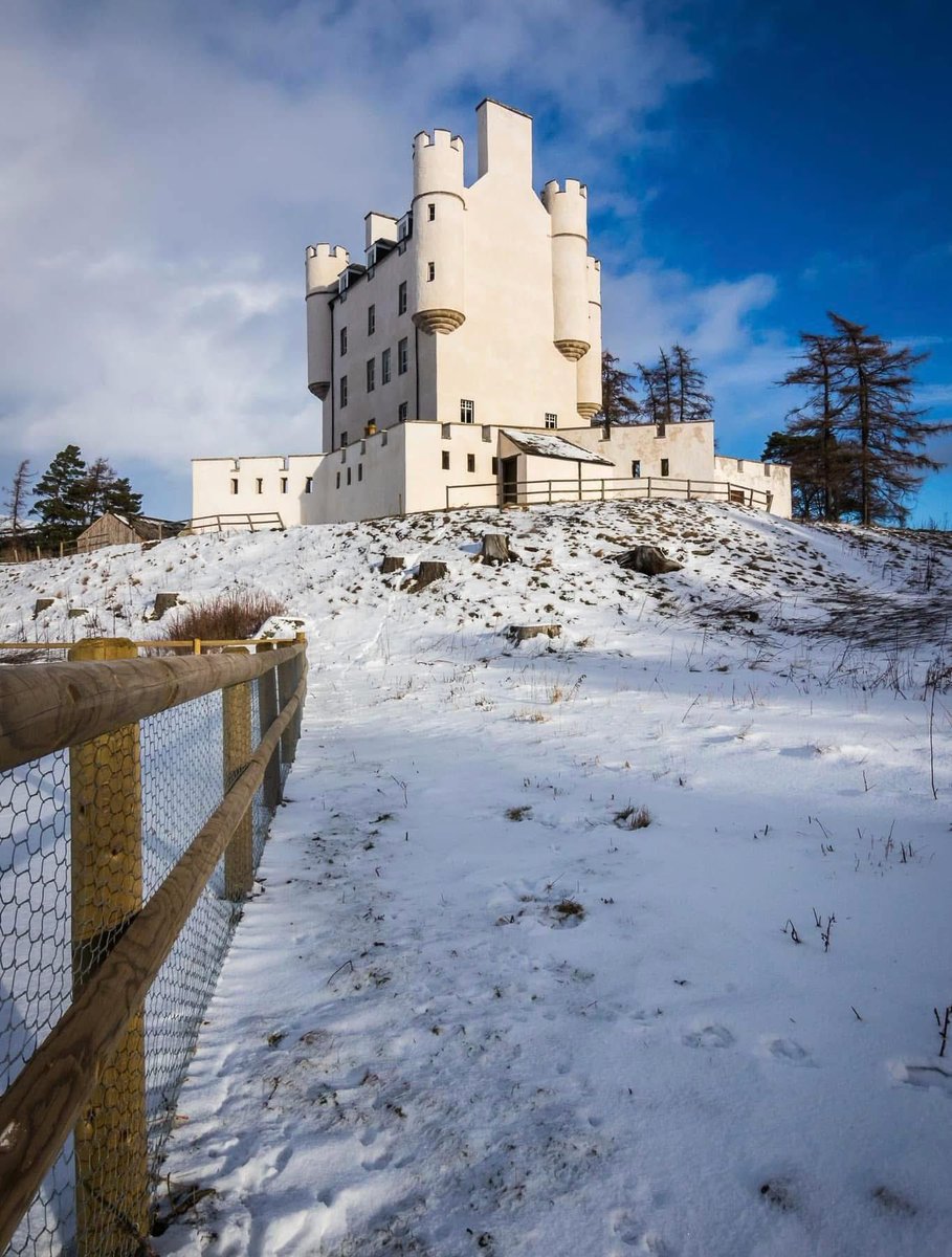 SavingCastles's tweet photo. Dominating the untamed expanse of the Scottish Highlands, Braemar Castle emerges as an indomitable relic of the 17th century. Crafted from enduring grey stone, this fortress bears witness to a chronicle woven with the threads of Scottish history. Built in 1628. 🏰⚔️ https://t.co/ZL6AWGv226