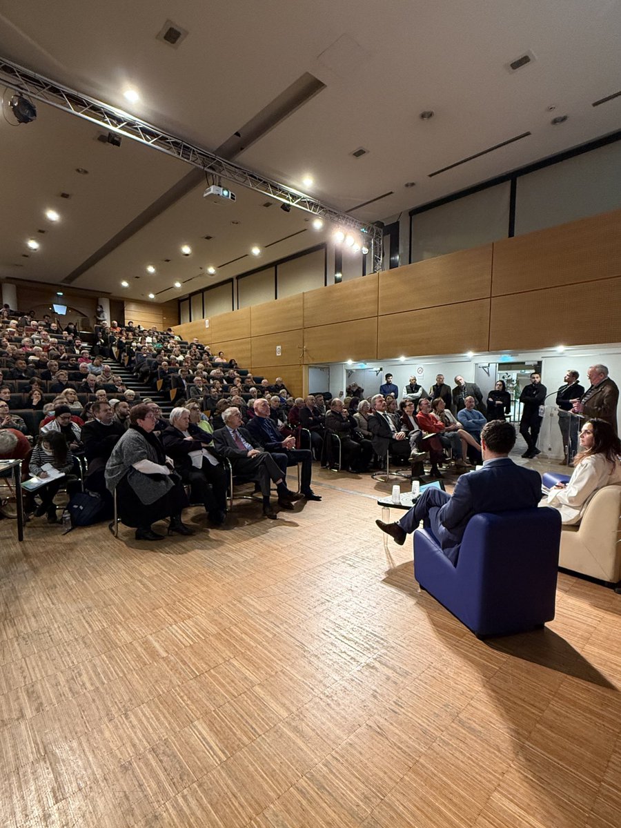 GMothron's tweet photo. Salle comble ce soir pour le lancement de la #RéunionPublique autour du projet « La Seine pour horizon » ! Heureux de voir autant d’entre vous présents pour échanger sur l’avenir d’#Argenteuil. 🤝 https://t.co/E0mfDcy3o2