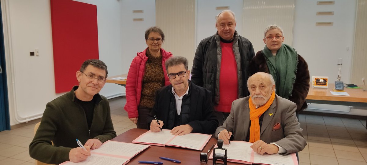 FRMJCSTS's tweet photo. ✍️ convention avec @enedis_centre et la FRMJC dans le cadre de l'exposition "L'Energie à plein" en faveur du public scolaire de Valençay.
📅Ouverture au public samedi 25 janvier de 10h à 12h et de 14h à 18h30 (entrée gratuite)
👉Salle Pierre de la Roche (à côté de la mairie) https://t.co/xeXa9YxDlK