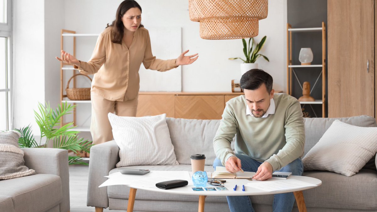 Eğer eviniz 90 günden fazla süredir satılmıyorsa 3 sebebi olabilir:

1️⃣ Önemli bir ayıbı/kusuru vardır.
2️⃣ Pazarlama düzgün yapılmıyordur (ilana koyup, branda asmak pazarlama değildir)
3️⃣ Fiyat yanlıştır.

🟠 Sizin böyle bir daireniz veya böyle dairesi olan tanıdığınız var mı?