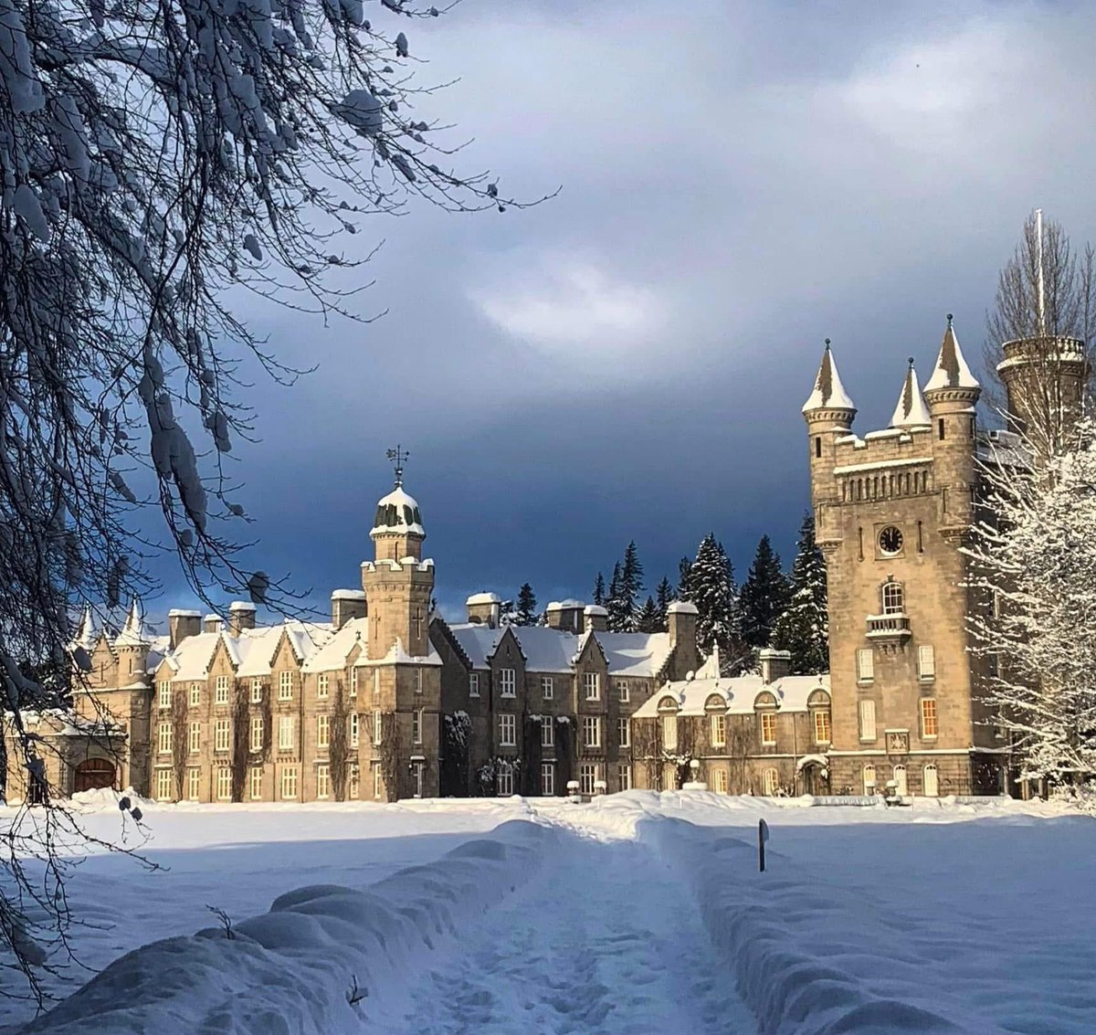 SavingCastles's tweet photo. 📍 Balmoral Castle, Scottish Highlands

Just caught the most magical winter vibes at Balmoral! ❄️✨ This royal gem has been serving looks since Queen Victoria fell in love with it back in 1852, and I totally see why! https://t.co/K7zGksVa1i