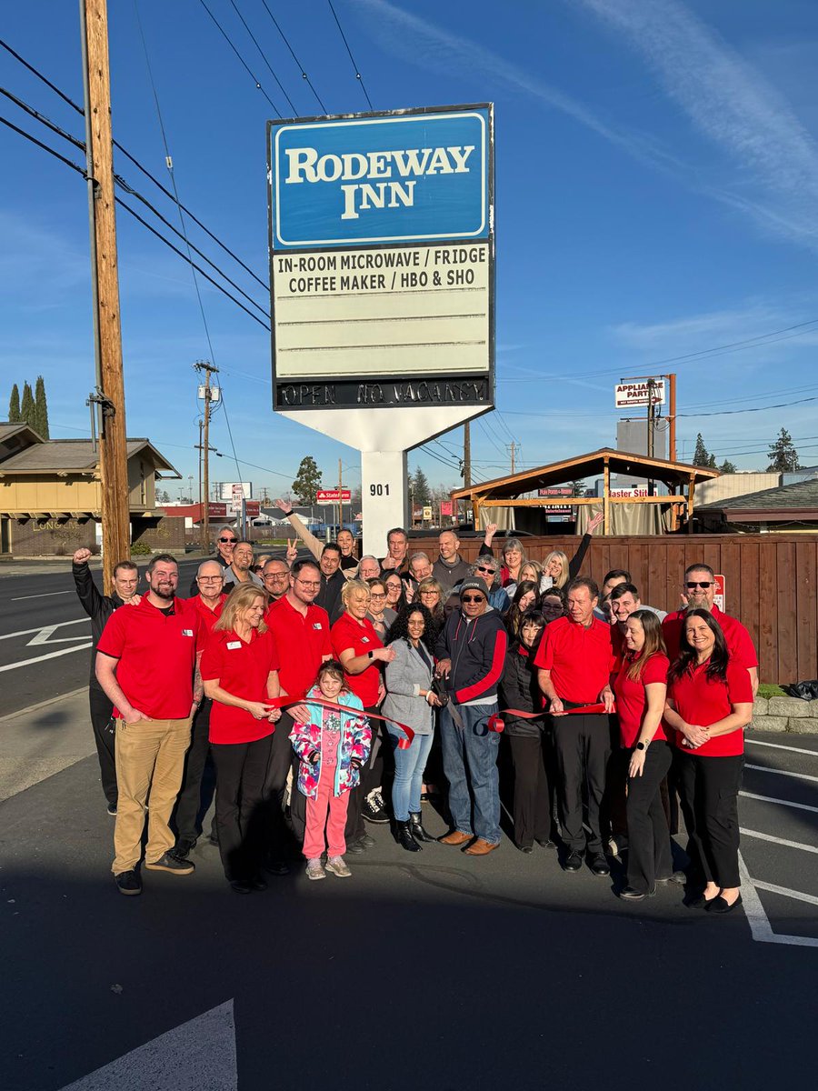 RodewayOR189's tweet image. What a Fantastic Morning at Rodeway Inn Medford!
We were absolutely thrilled to host the Greeters today, and it truly was a morning to remember. A HUGE thank you to The Chamber of Medford &amp;amp; Jackson County and all our amazing Greeters friends for making this gathering so special.