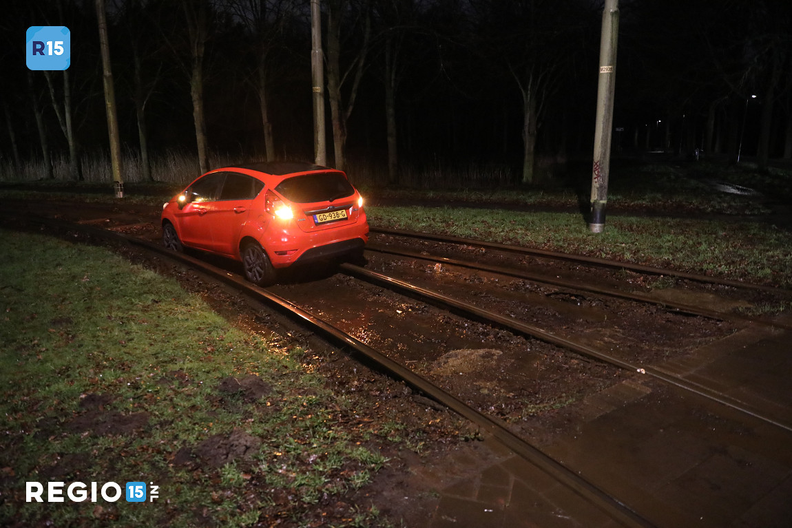 regio15's tweet photo. Nog een auto op het tramspoor; ditmaal op de hoek Lozerlaan/Jaap Edenweg Den Haag. https://t.co/2Fz2An60jB https://t.co/rM8uFVkiLh
