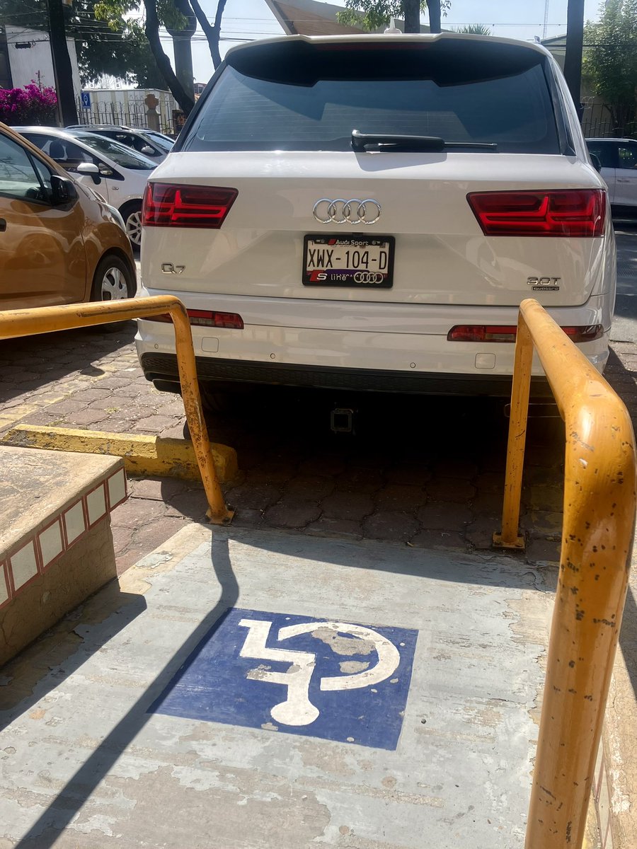 Chale gente, eso no se hace… 😫  

Es justo en este momento (12:40 hrs.) en Plaza Las Ánimas.

PD: Otra vez alguien con placas de Tlaxcala