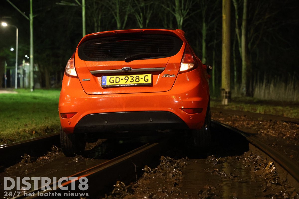RedactieD8's tweet photo. Bij de halte #DeUithof aan de #JaapEdenweg in #DenHaag is een automobilist met haar auto vast komen te zitten op de tramrails. Hierdoor rijdt lijn 4 niet naar deze halte. Een berger is onderweg om de auto van het spoor te halen. https://t.co/KBP1eeu0KJ