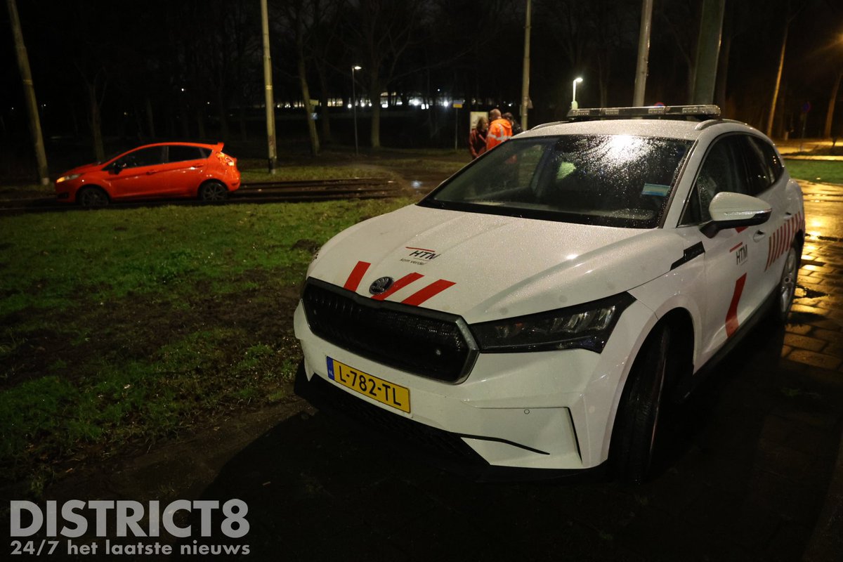 RedactieD8's tweet photo. Bij de halte #DeUithof aan de #JaapEdenweg in #DenHaag is een automobilist met haar auto vast komen te zitten op de tramrails. Hierdoor rijdt lijn 4 niet naar deze halte. Een berger is onderweg om de auto van het spoor te halen. https://t.co/KBP1eeu0KJ