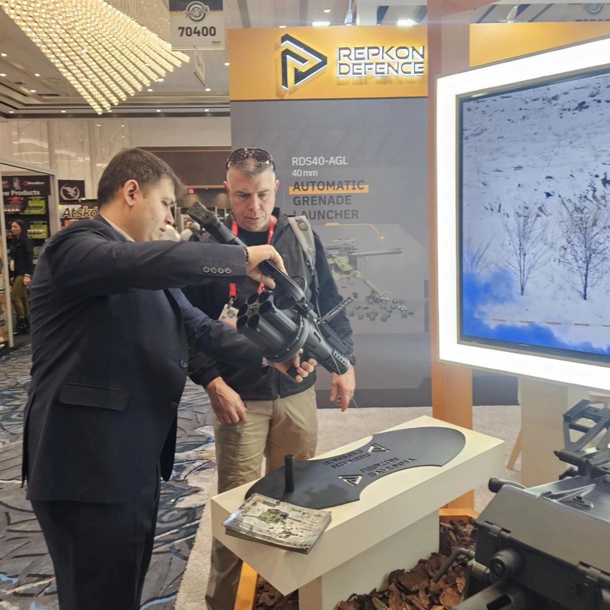 Türk savunma sanayiinin öncü şirketlerinden Repkon Defence, ABD’nin Las Vegas şehrinde düzenlenen #ShotShow2025 Fuarı’nda ürünlerini sergiliyor.

Fuar kapsamında, Repkon Defence’in yenilikçi 40mm Bombaatar Ürün Ailesi büyük ilgi görüyor.

Şirket, bu ürünlerin yanı sıra geçtiğimiz