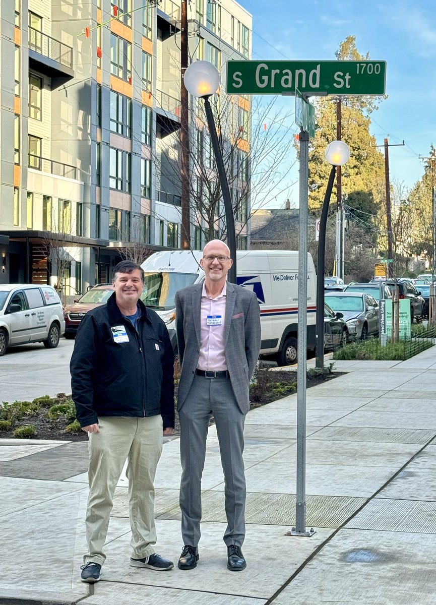 Today’s #SpottslightOnSeattle celebrates new multifamily housing near transit! 
🏡 
Nathan and I are joining the opening celebration of Grand Street Commons and Tahoma Valley Apartments along Rainier