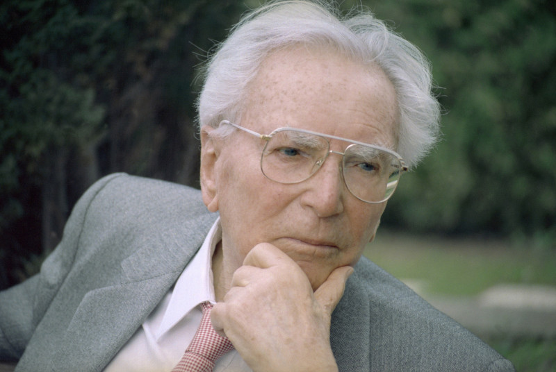 Viktor Frankl fue un neurólogo, psiquiatra y superviviente del Holocausto austriaco conocido por fundar la logoterapia.

También escribió “El hombre en busca de sentido.”, que contiene grandes lecciones.

Aquí están las 12 mejores.

Presta atención: