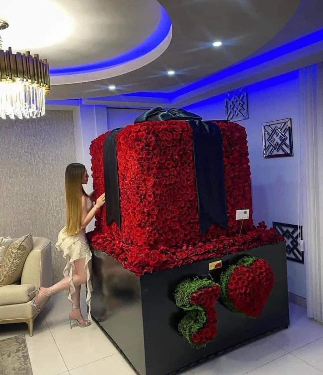 Cuatxaras's tweet photo. El regalo de las morras de Culiacán cuando cumplen un mes de novios con el buchón // Cuando cumplen dos meses https://t.co/eowzQEy4BJ