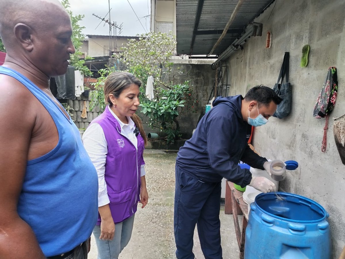 Salud_Guayas's tweet photo. #MSPEnTerritorio | La directora del #Distrito09D04 de @Salud_Ec participó de la jornada de abatización y eliminación de criaderos de mosquitos, transmisores de enfermedades como el Dengue, Chikungunya y Zika, que #ControlVectorial efectuó en la parroquia #FebresCordero. https://t.co/lLxLCTdeBC