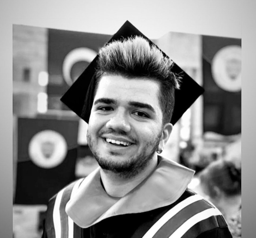 İntörn doktor Yiğit Gençbay ve Makine mühendisi arkadaşı Alp Mercan.. 

İkisi de yangından kurtuldukları halde, içeride kalanları kurtarmak için otele giriyorlar..
Ve.. iki genç de hayatını kaybediyor.
Yiğit ve Alp..
Unutmayın.

İstifa edecek kimse var mı?

#Bolukartalkayafacia