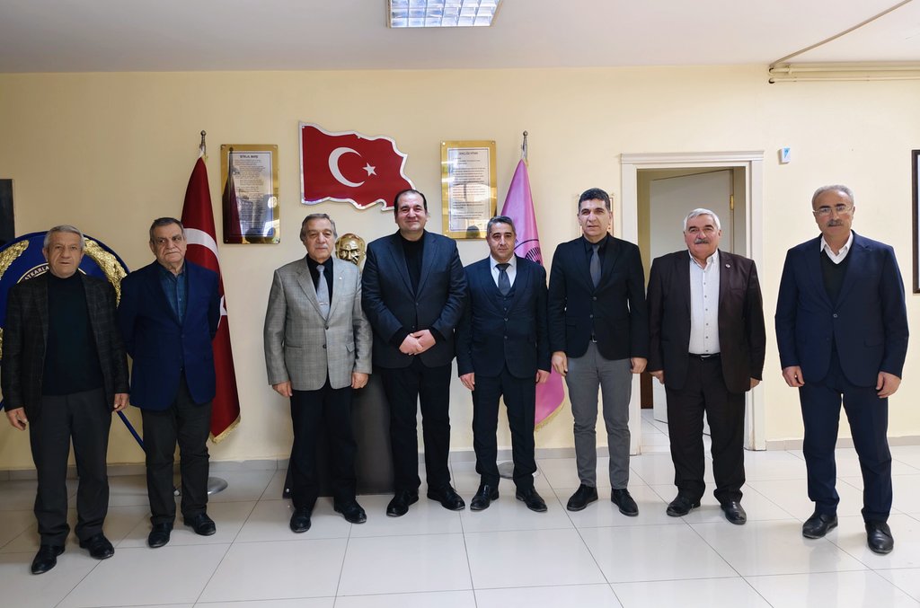 BilalEmreYoruk's tweet photo. 🟦 Van Esnaf ve Sanatkârlar Odaları Birliği’nde değerli oda başkanlarımızla bir araya geldik.

 🟦 KOSGEB’in yeni dönem destekleri ve girişimcilik konularında kapsamlı bilgilendirmelerde bulunduk, esnafımızın ekonomimize olan katkılarını nasıl daha da  artırabileceğimizi ele aldık.

🟦 Bu toplantı, iş birliğinin ve dayanışmanın gücünü bir kez daha gösterdi. 

🟦 Misafirperverlikleriyle bizleri onurlandıran Van Esnaf ve Sanatkârlar Odaları Birliği yönetimine ve tüm başkanlarımıza yürekten teşekkür ediyoruz.

🤝 Birlikte, daha güçlü ve umut dolu yarınlara.
@ESOBVan @cabirgrm