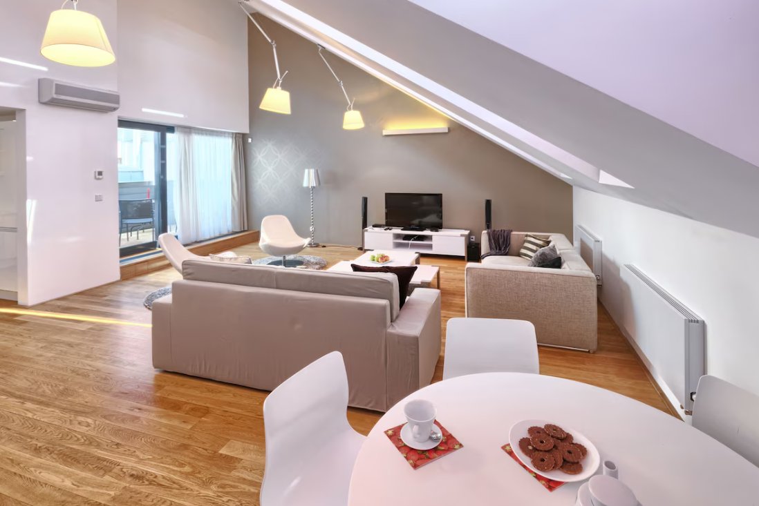 dott_stays's tweet image. Upscale #apartment near #OldTownSquare, close to #Prague #AstronomicalClock, offers WiFi, #airportshuttle,  luggage storage, elevator, #tour info, a living room, WiFi, safes, baths/showers, hairdryers, flat-screen TV &amp;amp; kitchen.

To enquire/book👉EX/CH👉buff.ly/3wJhaYE