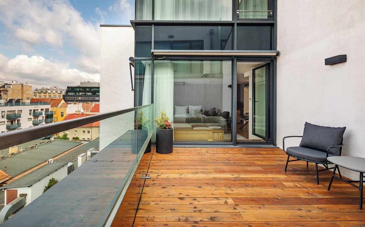 dott_stays's tweet image. Upscale #apartment near #OldTownSquare, close to #Prague #AstronomicalClock, offers WiFi, #airportshuttle,  luggage storage, elevator, #tour info, a living room, WiFi, safes, baths/showers, hairdryers, flat-screen TV &amp;amp; kitchen.

To enquire/book👉EX/CH👉buff.ly/3wJhaYE