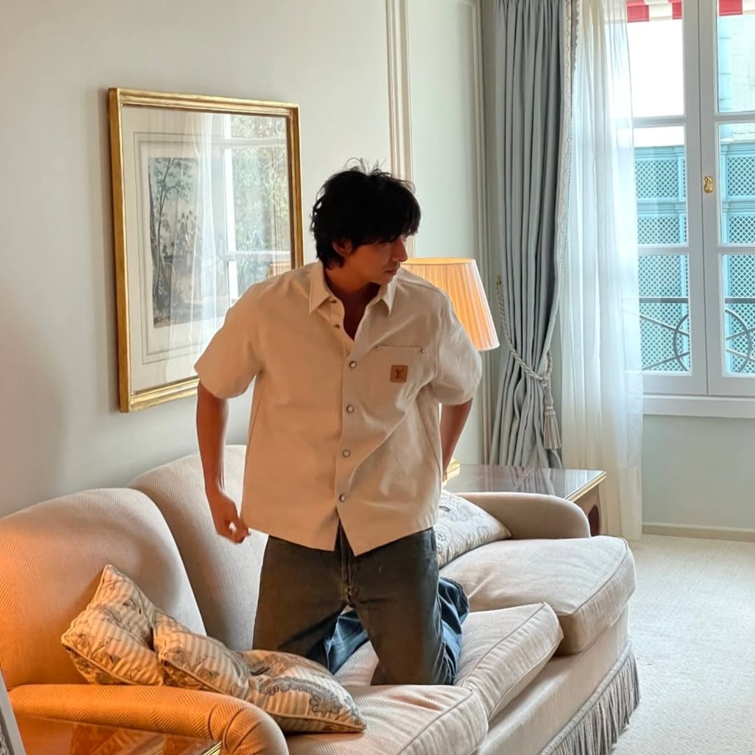 GoroSenchou's tweet photo. reyen sofa https://t.co/4jfhKfhHV7