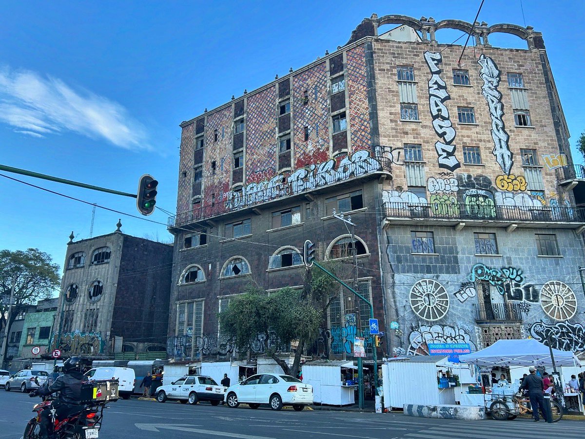 argentoenmexico's tweet photo. Te animarías a entrar de noche a este famoso a Hotel abandonado de la Ciudad de México?
La Posada del Sol, en la colonia Doctores, es conocida por ser uno de los lugares más embrujados de la CDMX.
#cdmx #leyendas #leyendascdmx #centrocdmx #posadadelsol https://t.co/P16HnkRicw