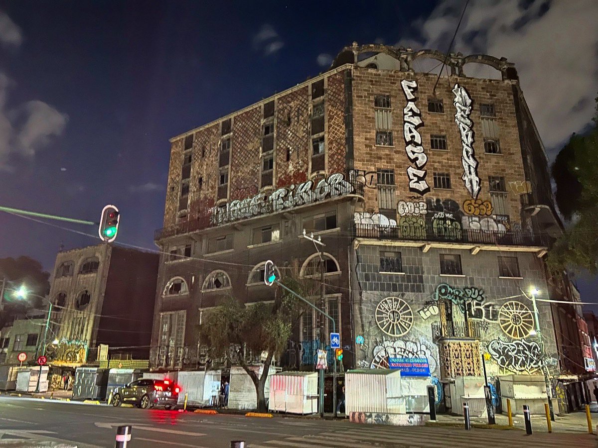 argentoenmexico's tweet photo. Te animarías a entrar de noche a este famoso a Hotel abandonado de la Ciudad de México?
La Posada del Sol, en la colonia Doctores, es conocida por ser uno de los lugares más embrujados de la CDMX.
#cdmx #leyendas #leyendascdmx #centrocdmx #posadadelsol https://t.co/P16HnkRicw