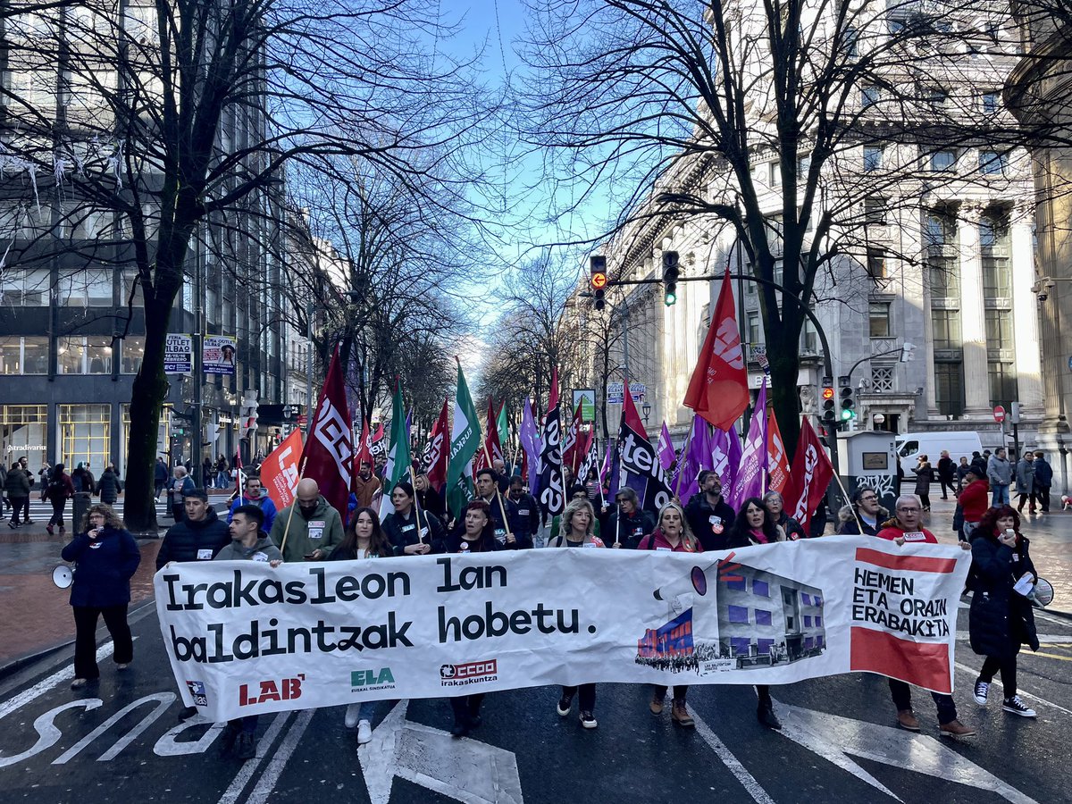labirakasleak's tweet photo. ✨ 𝐁𝐄𝐑𝐑𝐢𝐙 𝐄𝐆𝐈𝐍 𝐃𝐔𝐆𝐔! 𝐙𝐎𝐑𝐈𝐎𝐍𝐀𝐊!

Irakasleon %75etik gorak egin dugu gaur ere greba! 

💥 Bilbo, Donostia eta Gasteizko kaleak bete ditugu!

‼️ Negoziaketa eta edukirik ezean, otsailean berriz grebara!

🔗 Argazki galeria eta oharra: https://t.co/c0IwEiIbeg https://t.co/oydjxNQKHw