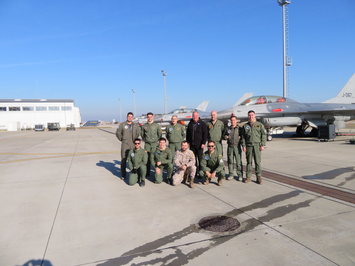 EMADmde's tweet image. Militares del #DATPaznic visitan las instalaciones del European F16 Training Center y del 53 Escuadrón de Caza rumano.
Fortalecemos las relaciones y la colaboración entre los países aliados comprometidos con la seguridad del flanco este. #MOPS @NATO @EjercitoAire