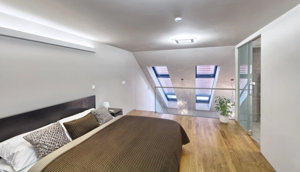 dott_stays's tweet image. Upscale #apartment near #OldTownSquare, close to #Prague #AstronomicalClock, offers WiFi, #airportshuttle,  luggage storage, elevator, #tour info, a living room, WiFi, safes, baths/showers, hairdryers, flat-screen TV &amp;amp; kitchen.

To enquire/book👉EX/CH👉buff.ly/3wJhaYE