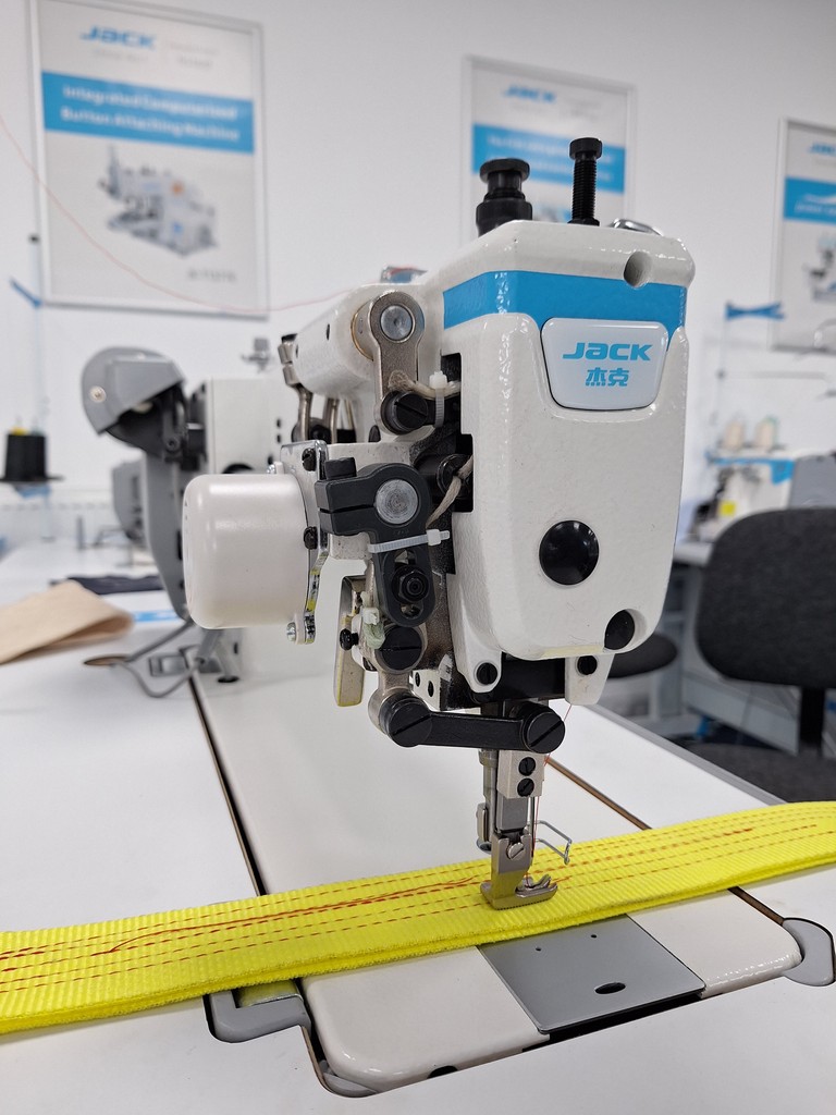 JackSewingUK's tweet photo. The Jack H6L is available to order! 🧵 (LONG ARM VERSION)⁠
⁠
This is a digitilized top feed walking foot machine (long arm version). 
⁠
For more information, or to request a quote via our website, click the link below! 🔗

🔗 https://t.co/CGeInYPP8R https://t.co/KLdVC8xZHg