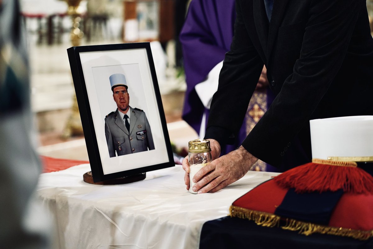 CDC1REG's tweet image. Le #1REG s’est réuni pour honorer la mémoire du Caporal-Chef Berezowski, mécanicien dévoué et frère d’armes exemplaire.

Un légionnaire passionné, incarnant la force discrète et essentielle des caporaux-chefs.

“La @LegionEtrangere ne pleure pas ses morts, elle les honore.” 🫡