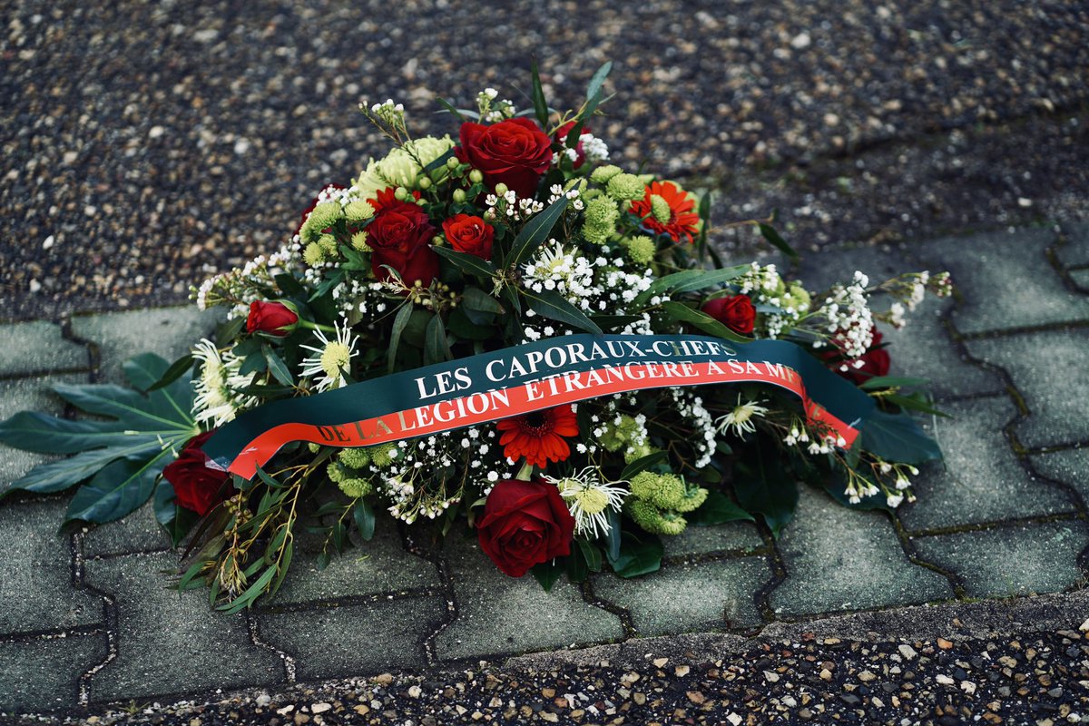 CDC1REG's tweet image. Le #1REG s’est réuni pour honorer la mémoire du Caporal-Chef Berezowski, mécanicien dévoué et frère d’armes exemplaire.

Un légionnaire passionné, incarnant la force discrète et essentielle des caporaux-chefs.

“La @LegionEtrangere ne pleure pas ses morts, elle les honore.” 🫡