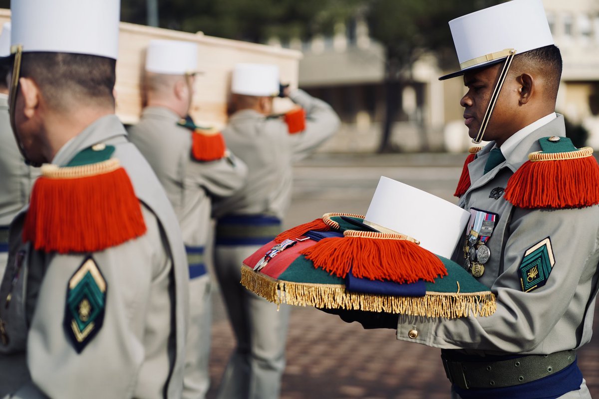 CDC1REG's tweet image. Le #1REG s’est réuni pour honorer la mémoire du Caporal-Chef Berezowski, mécanicien dévoué et frère d’armes exemplaire.

Un légionnaire passionné, incarnant la force discrète et essentielle des caporaux-chefs.

“La @LegionEtrangere ne pleure pas ses morts, elle les honore.” 🫡