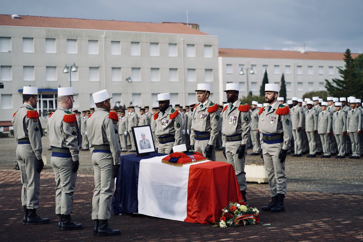 CDC1REG's tweet image. Le #1REG s’est réuni pour honorer la mémoire du Caporal-Chef Berezowski, mécanicien dévoué et frère d’armes exemplaire.

Un légionnaire passionné, incarnant la force discrète et essentielle des caporaux-chefs.

“La @LegionEtrangere ne pleure pas ses morts, elle les honore.” 🫡