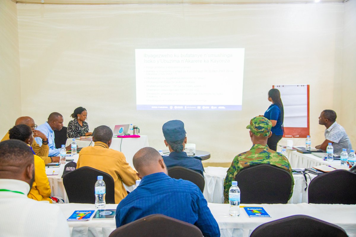 JadfKayonza's tweet photo. Kuri uyu wa kane, ku bufatanye bw’Akarere ka Kayonza na @careinrwanda binyuze mu mushinga Isoko y’Ubuzima, hatangijwe amahugurwa y’iminsi 2 agamije kongerera ubumenyi abakora mu bikorwa byo gukwirakwiza amazi n’isuku n’isukura ku mikoreshereze myiza y’ibikorwaremezo by’amazi. https://t.co/YwpchwidZv