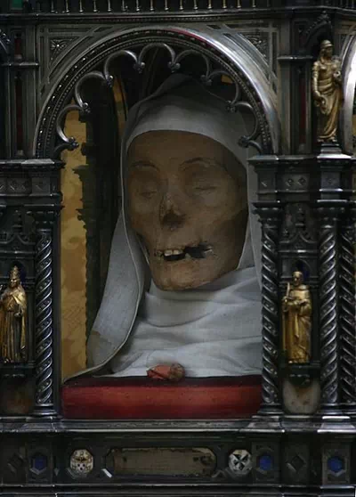 Juliogarciacuba's tweet photo. ‼HORRORES CATÓLICOS‼

Uno de los mayores embustes Romanos es la "veneración de reliquias".

Algunas reliquias son tan absurdas como:

El diente de Santa Apolonia
La Sangre de San Genaro
El Cuerpo incorrupto de Santa Catalina
La Santa Casa de Loreto de la Virgen María
El Bastón de San José
Los 30 denarios de Judas Iscariote
El velo de la Virgen y la túnica de San José

En fin estas son solo algunas, pero la lista de reliquias es tan interminable como probablemente fraudulenta.
👇