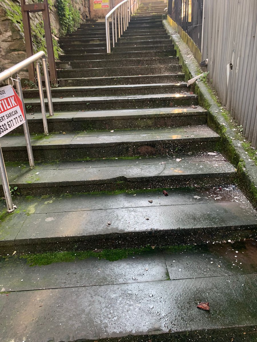 Burç sokak - anadoluhisarı mahallesi beykoz. Bu kaygan merdivenlerden birisi düşüp bir yerini kırarsa sorumlusu iş bilmeyen - maaşını hak etmeyen Beykoz belediyesi Fen işleri müdürlüğüdür. Dolayısı ile <a href="/Beykoz_Bld/">Beykoz Belediyesi</a> dir. <a href="/KoselerAlaattin/">Alaattin Köseler</a> dir.