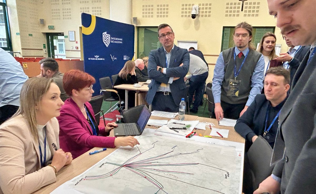 PortPolska_info's tweet photo. 🚄 🚄🚄 Ruszyły ogólnopolskie konsultacje dotyczące przyszłego kształtu polskiej sieci kolejowej.

Od województwa podlaskiego @CPK_PL , @PKP_PLK_SA  oraz Instytut Rozwoju Miast i Regionów #IRMiR rozpoczęły dziś pod patronatem @MI_GOV_PL  spotkania w ramach Regionalnych Paneli Eksperckich.

#Białystok to było pierwsze z 1⃣6⃣ zaplanowanych w całej Polsce🇵🇱 spotkań (po jednym w każdym woj.) z samorządowcami, przedstawicielami stowarzyszeń branżowych i uczelni.

Dzięki nim docelowo mają zostać dopracowane założenia Zintegrowanej Sieci Kolejowej #ZSK, czyli koncepcji rozwoju kolei międzyregionalnej po 2⃣0⃣3⃣2⃣ r.

- Zgoda buduje, dlatego działamy ramię w ramię z #PLK, IRMiR i gospodarzami regionu. Nasz cel jest taki, żeby rozwój kolei w Polsce🇵🇱 był wynikiem konsensusu i realnych potrzeb, a nie z góry narzuconej decyzji - mówi Piotr #Rachwalski z zarządu CPK.

Więcej tutaj  ➡️ https://t.co/A29w6EqG4U