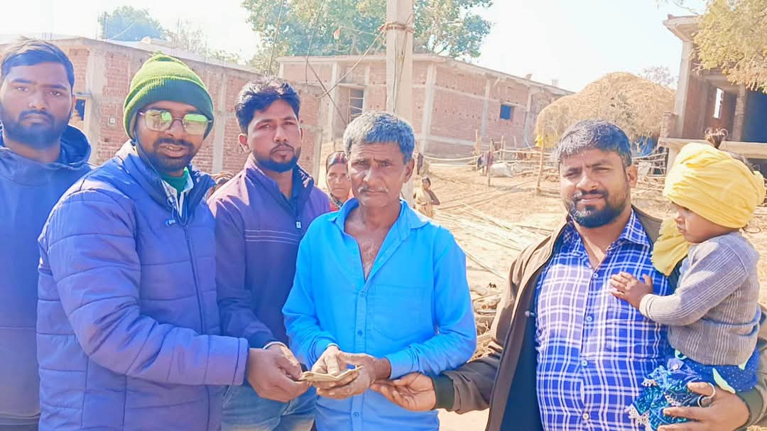 बीते कुछ दिन पूर्व कंपास यादव के घर में शॉर्ट सर्किट के कारण आगजनी से पूरा घर एवं खलिहान जलकर राख हो गया

 पीड़ित परिवार को पंचायत कमेटी की ओर से चंदा करके  लगभग 5500 सहायता के रूप में,
 किशोर मुर्मू के हाथों द्वारा पीड़ित परिवार के मुखिया कंपास यादव को सोपा,